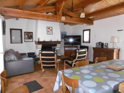 - un salon avec une table et un canapé dans l'établissement Maison proche plage pour 8/9 pers - Animaux acceptés - FR-1-823-33, à Barbâtre