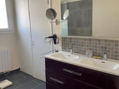 une salle de bain avec un lavabo et un miroir dans l'établissement Maison à Barbâtre - 6 personnes, animaux admis, parking, proche plage - FR-1-823-22, à Barbâtre