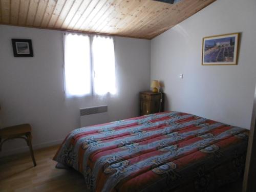 une chambre avec un lit dans une pièce avec une fenêtre dans l'établissement Maison proche plage pour 8/9 pers - Animaux acceptés - FR-1-823-33, à Barbâtre
