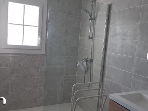 une salle de bain avec douche et lavabo dans l'établissement Maison mitoyenne 4 pers, près plage, animaux acceptés - FR-1-823-38, à La Guérinière