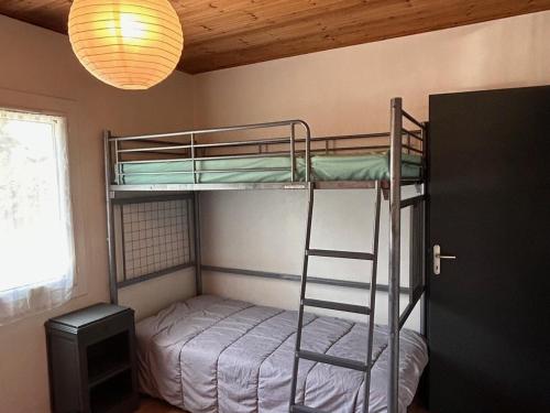 une chambre avec deux lits superposés et une lampe dans l'établissement Maison de charme 4/5 pers, proche plage & commerces - FR-1-823-24, à La Guérinière