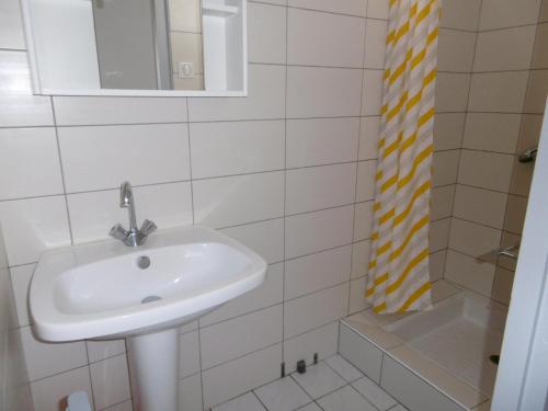 une salle de bain avec un lavabo et une douche dans l'établissement Maison cosy à Barbâtre, proche plage, jardin, 2 pers. - FR-1-823-39, à Barbâtre