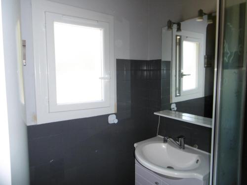 une salle de bain avec un lavabo et des toilettes et une fenêtre dans l'établissement Maison de charme 4/5 pers, proche plage & commerces - FR-1-823-24, à La Guérinière