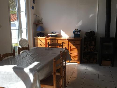 Photo de la galerie de l'établissement Maison bord de plage Barbâtre - 5 pers - Proche commerces et plage - FR-1-823-26, à Barbâtre