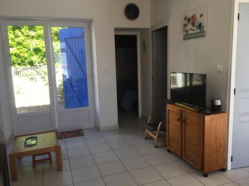 Photo de la galerie de l'établissement Maison bord de plage Barbâtre - 5 pers - Proche commerces et plage - FR-1-823-26, à Barbâtre