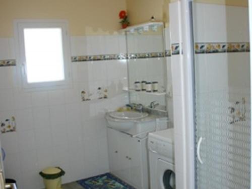 une salle de bain blanche avec un lavabo et une douche dans l'établissement Maison à L'Épine, proche Plage & Commerces, 4/6 Pers. - FR-1-823-44, à LʼÉpine