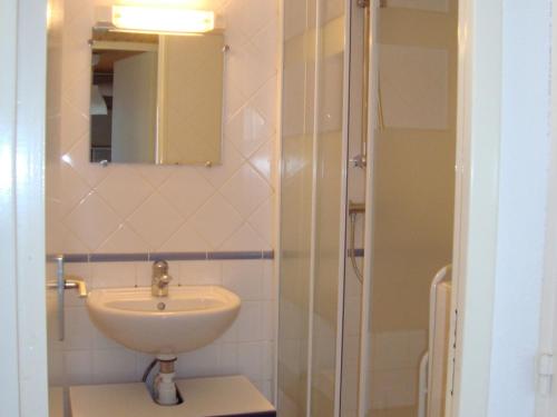 une salle de bain avec un lavabo et une douche dans l'établissement Maison mitoyenne confortable, proche plage et forêt - FR-1-823-35, à Barbâtre