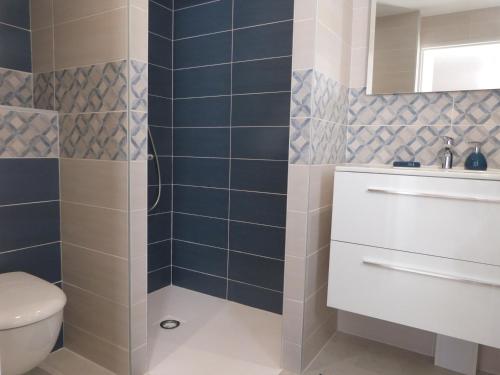 une salle de bain avec toilettes et lavabo dans l'établissement Maison neuve à Barbâtre, proche plage pour 2 personnes - FR-1-823-36, à Barbâtre