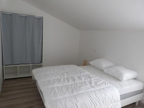 une chambre blanche avec un lit blanc et une fenêtre dans l'établissement Maison neuve à Barbâtre, proche plage pour 2 personnes - FR-1-823-36, à Barbâtre