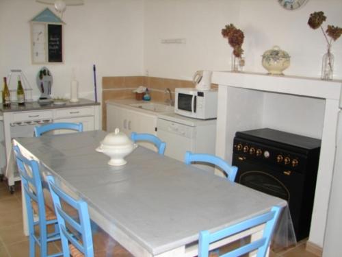 Photo de la galerie de l'établissement Maison traditionnelle près de l'école de voile, 4 chambres, jardin clos, animaux acceptés - FR-1-823-41, à Barbâtre