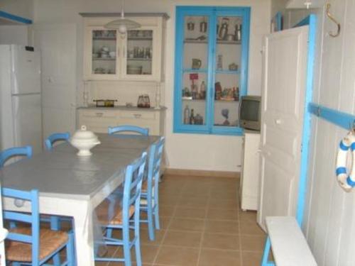 Photo de la galerie de l'établissement Maison traditionnelle près de l'école de voile, 4 chambres, jardin clos, animaux acceptés - FR-1-823-41, à Barbâtre