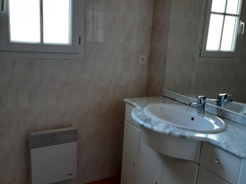 une salle de bain avec un lavabo et un miroir dans l'établissement Maison 5 pers à Noirmoutier, proche plage - FR-1-823-46, à Barbâtre