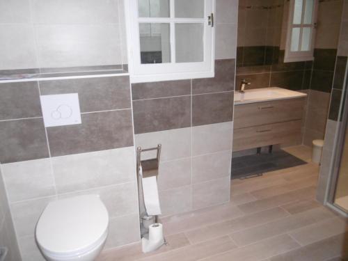une salle de bain avec toilettes et lavabo dans l'établissement Maison rénovée 6 pers, proche de la plage, terrasse et parking - FR-1-823-47, à LʼÉpine