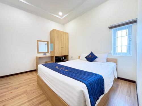 Giường trong phòng chung tại Huy Đạt Hotel