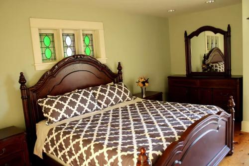 a bedroom with a large bed and a mirror at Seattle Escape Queen Anne w Private Deck in Seattle