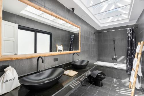 Ένα μπάνιο στο Villa Vedra - Elegant 3-Bedroom Pool Villa