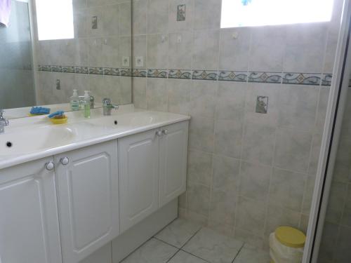 une salle de bain avec un lavabo et une douche dans l'établissement Maison confortable à Barbâtre pour 6 pers., proche plage - FR-1-823-49, à Barbâtre