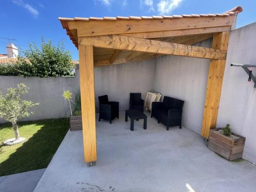 Photo de la galerie de l'établissement Maison mitoyenne à Barbâtre - Proche plage et centre, jusqu'à 6 personnes - FR-1-823-52, à Barbâtre