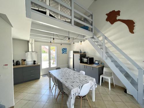 Photo de la galerie de l'établissement Maison mitoyenne à Barbâtre - Proche plage et centre, jusqu'à 6 personnes - FR-1-823-52, à Barbâtre