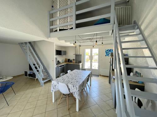 Photo de la galerie de l'établissement Maison mitoyenne à Barbâtre - Proche plage et centre, jusqu'à 6 personnes - FR-1-823-52, à Barbâtre