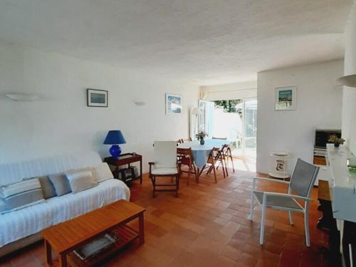 un salon avec un canapé blanc et une table dans l'établissement Maison à La Guérinière, 200m Plage, 6-8 Pers - FR-1-823-53, à La Guérinière