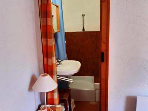 une salle de bain avec un lavabo et un miroir dans l'établissement Maison à La Guérinière, 200m Plage, 6-8 Pers - FR-1-823-53, à La Guérinière