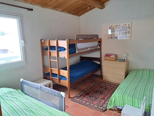 - une chambre avec deux lits superposés et un lit dans l'établissement Maison à La Guérinière, 200m Plage, 6-8 Pers - FR-1-823-53, à La Guérinière
