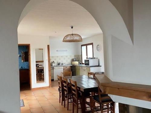 une cuisine et une salle à manger avec une table et des chaises dans l'établissement Maison 6 pers, proche plage, jardin & terrasse, WiFi, Noirmoutier - FR-1-823-63, à Barbâtre