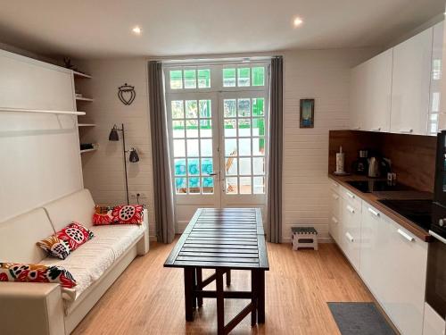 un salon avec un canapé et une table dans l'établissement Appartement 4 pers au Bois de la Chaize proche plage - FR-1-823-64, à Noirmoutier-en-l'lle