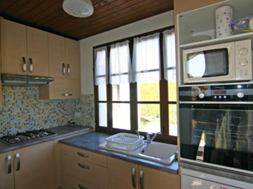 Photo de la galerie de l'établissement Charmante maison 5 pers, proche plage, animaux admis, parking - FR-1-823-56, à La Guérinière