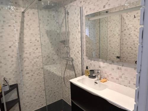 Ένα μπάνιο στο Appartement 4 pers au Bois de la Chaize proche plage - FR-1-823-64