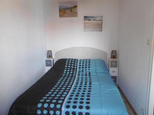 - une chambre avec un lit avec des draps bleus et 2 haut-parleurs dans l'établissement Maison 4 Pers Noirmoutier, 300m Plage, Parking - FR-1-823-66, à Noirmoutier-en-l'lle