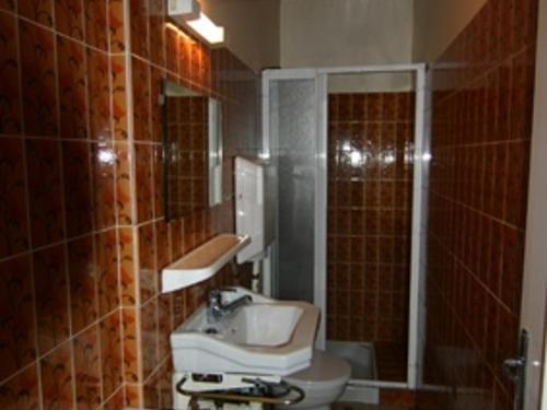 une salle de bain avec un lavabo blanc et un miroir dans l'établissement Maison calme à Noirmoutier - 5 pers - Animaux - Parking - FR-1-823-68, à La Guérinière