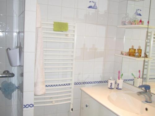 Photo de la galerie de l'établissement Maison à L'Herbaudière, proche plage et commerces, pour 6 personnes - FR-1-823-60, à Noirmoutier-en-l'lle