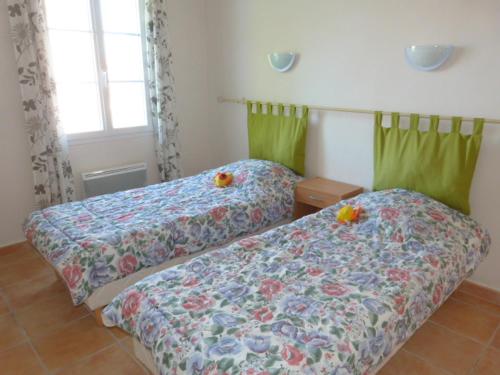 deux lits côte à côte dans une chambre dans l'établissement Maison calme à 500m de la plage, 6 pers, Barbâtre - FR-1-823-73, à Barbâtre