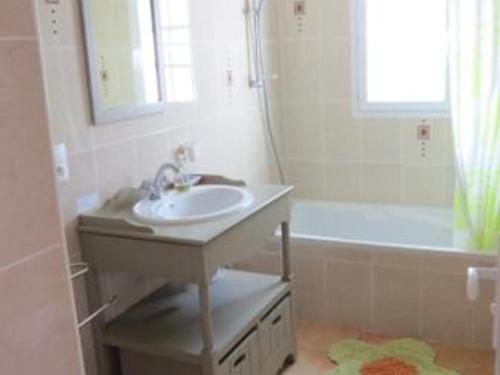 une salle de bain avec un lavabo et une baignoire dans l'établissement Maison calme à 500m de la plage, 6 pers, Barbâtre - FR-1-823-73, à Barbâtre