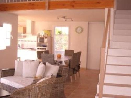 un salon avec un canapé et une table dans l'établissement Maison calme à 500m de la plage, 6 pers, Barbâtre - FR-1-823-73, à Barbâtre