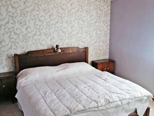 un lit avec un ours en peluche assis dessus dans l'établissement Maison à Noirmoutier - Proche plage & forêt - Animaux admis - FR-1-823-65, à Noirmoutier-en-l'lle