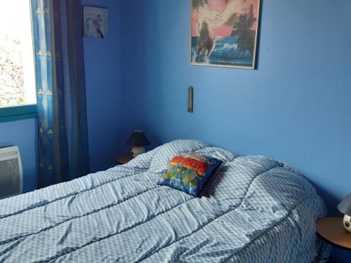 - une chambre bleue dotée d'un lit avec un oreiller dans l'établissement Maison en bord de mer pour 6 pers avec WIFI et animaux admis - FR-1-823-67, à Barbâtre