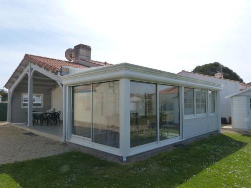 Photo de la galerie de l'établissement Maison confortable à Noirmoutier, proche plage, accueille jusqu'à 6 personnes, animaux admis - FR-1-823-77, à Barbâtre