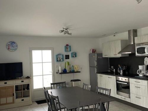 Photo de la galerie de l'établissement Maison confortable à Noirmoutier, proche plage, accueille jusqu'à 6 personnes, animaux admis - FR-1-823-77, à Barbâtre