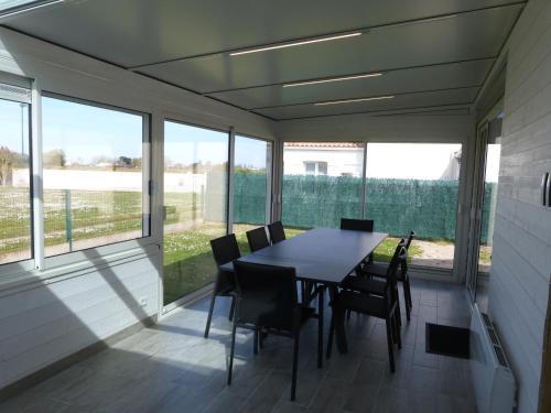 Photo de la galerie de l'établissement Maison confortable à Noirmoutier, proche plage, accueille jusqu'à 6 personnes, animaux admis - FR-1-823-77, à Barbâtre