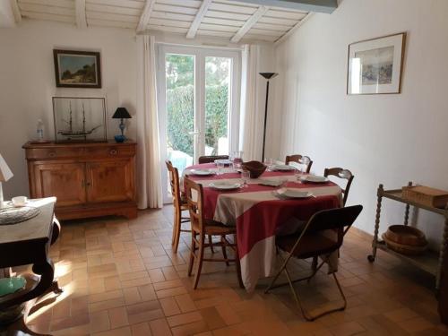 une salle à manger avec une table et des chaises et une fenêtre dans l'établissement Maison de Bourg à Noirmoutier - 6 Pers, Secteur Calme, Parking, Animaux Admis - FR-1-823-82, à Noirmoutier-en-l'lle