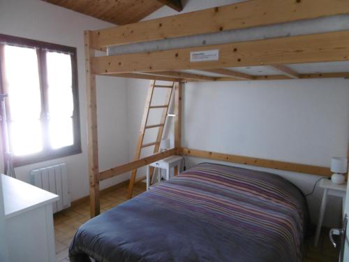 une chambre avec un lit superposé et une échelle dans l'établissement Maison 4/6 pers à Noirmoutier, proche port et plages - FR-1-823-85, à Noirmoutier-en-l'lle