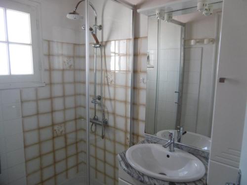 une salle de bain avec un lavabo et une douche dans l'établissement Maison 4/6 pers à Noirmoutier, proche port et plages - FR-1-823-85, à Noirmoutier-en-l'lle