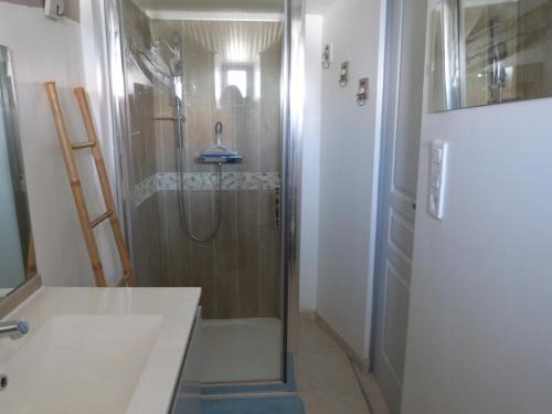 une salle de bain avec douche et lavabo dans l'établissement Maison rénovée proche plage pour 5 personnes avec jardin à Barbâtre - FR-1-823-86, à Barbâtre
