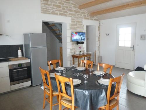 une cuisine et une salle à manger avec une table et des chaises dans l'établissement Maison moderne près plage et commerces à Noirmoutier pour 6 pers. - FR-1-823-72, à Noirmoutier-en-l'lle