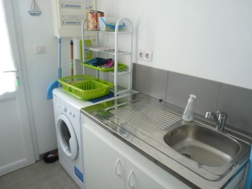 une cuisine avec un évier et une machine à laver dans l'établissement Maison moderne près plage et commerces à Noirmoutier pour 6 pers. - FR-1-823-72, à Noirmoutier-en-l'lle