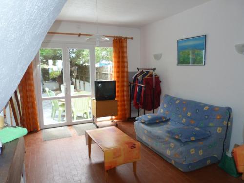 Photo de la galerie de l'établissement Maison confortable 100m plage, parking, 4 pers - FR-1-823-74, à La Guérinière