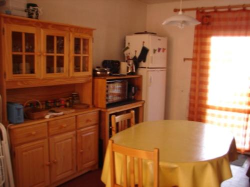Photo de la galerie de l'établissement Maison confortable 100m plage, parking, 4 pers - FR-1-823-74, à La Guérinière
